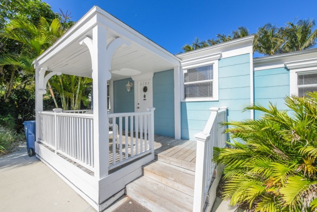 1930's cottage...check out the porthole window in original wood door!